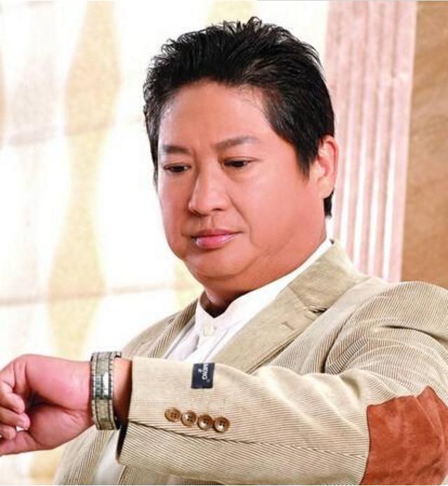 洪金宝小儿子近照39岁的他男人味爆棚比父亲当年帅了几番