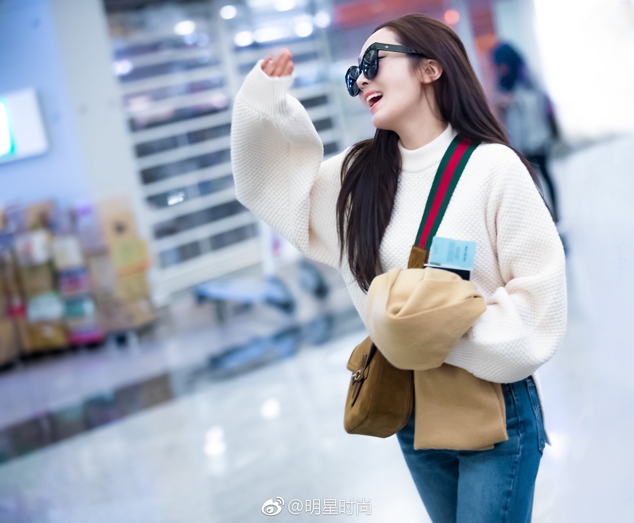 12月6日,郑秀妍现身香港机场,她身着白色毛衣搭配蓝色牛仔裤