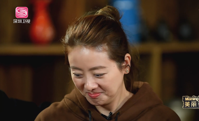 小李琳笑着摇头不语,其实表情已经说明锆石不贵.