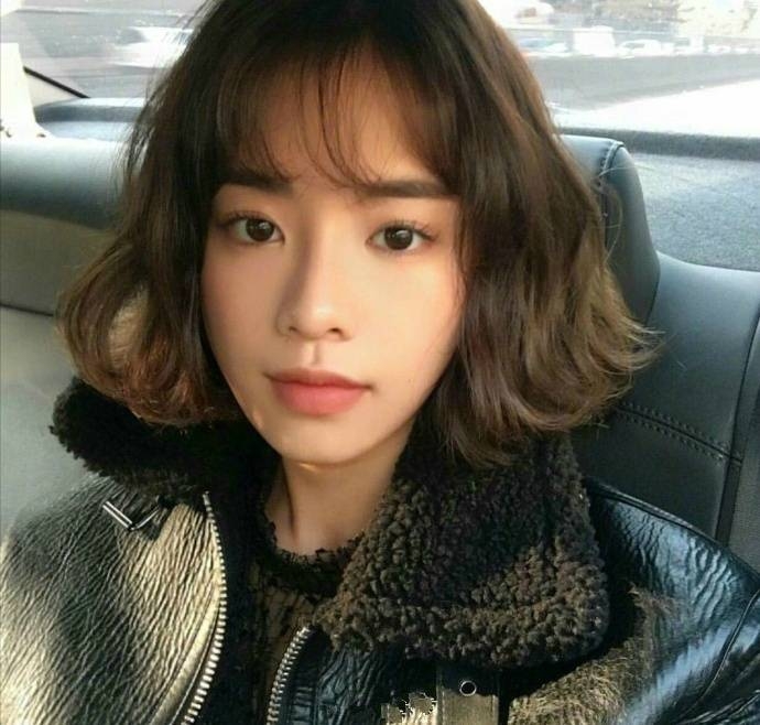 给人甜美可爱,小巧玲珑的感觉,非常时尚好看的发型.