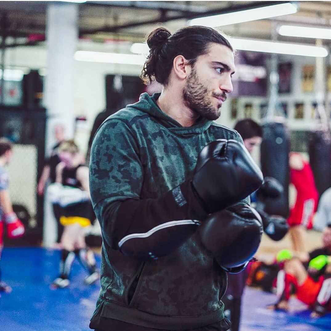 见识过"举牌男郎"吗?留起这头披肩长发,我就是全村最靓的仔