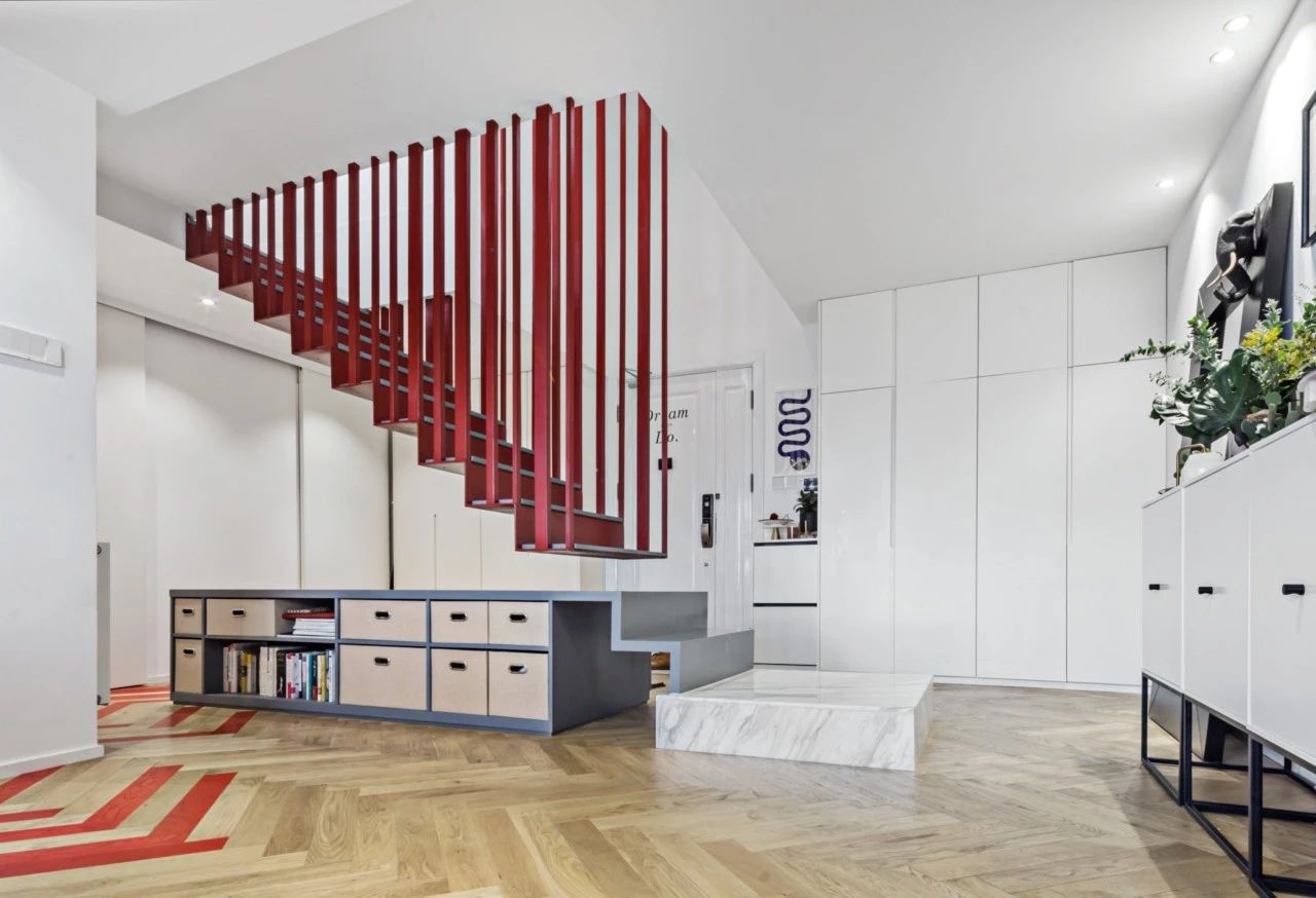 92㎡loft公寓装修,后现代"悬浮"楼梯玄关能储物,大写的服气