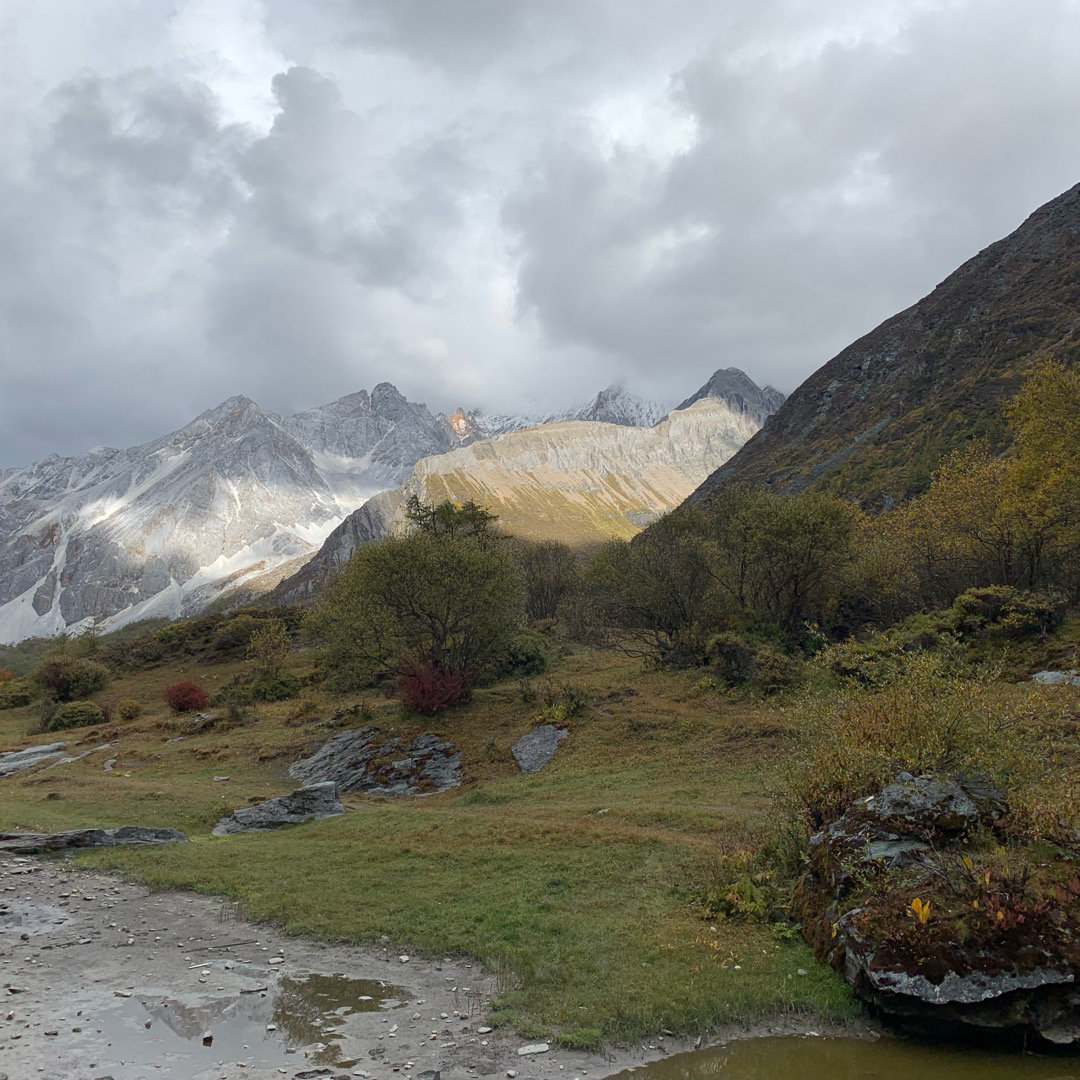 央迈勇雪山洛绒牛场牛奶海五色海征服4700海拔