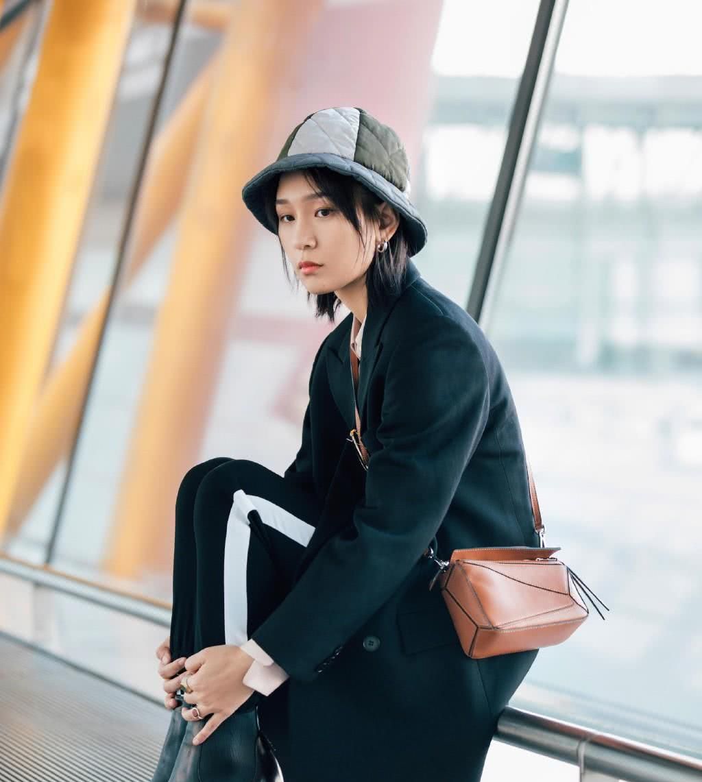 周笔畅一袭渐变色长裙,"90度"高跟鞋成亮点,网友:看得脚疼