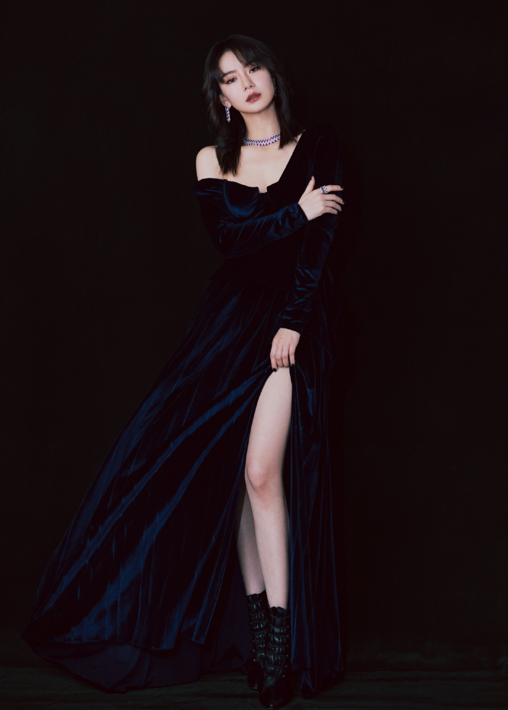 被戚薇美到了身穿一袭露肩连衣裙高级又大气不愧是时尚界一姐