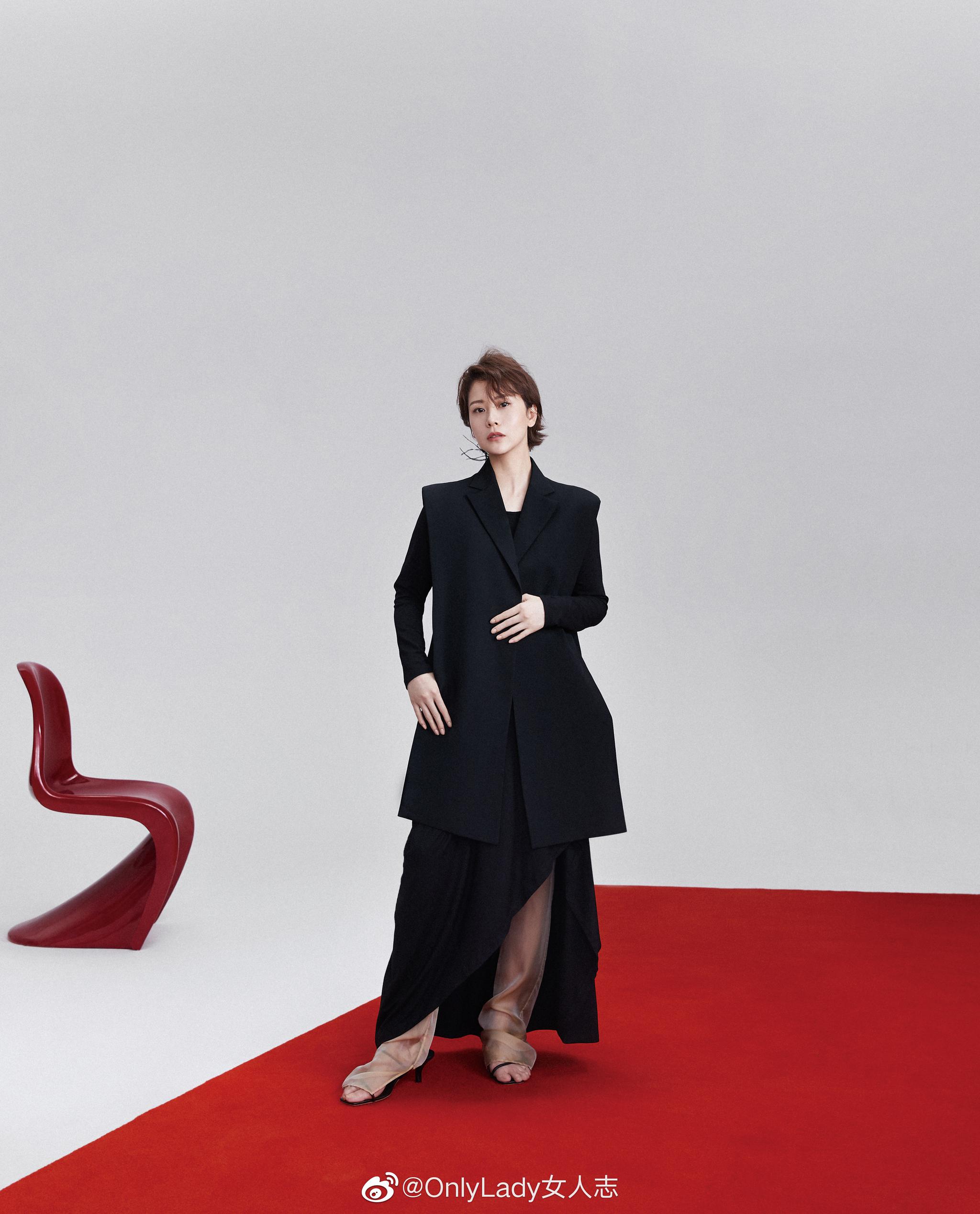 海清 一组时尚大片释出! 身穿撞色连衣裙搭配皮革腰封