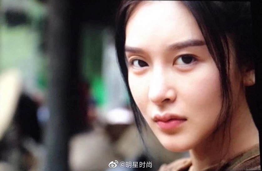 成龙大哥刚刚上映的电影龙牌之谜中有个中国女孩李萌萌萌萌打