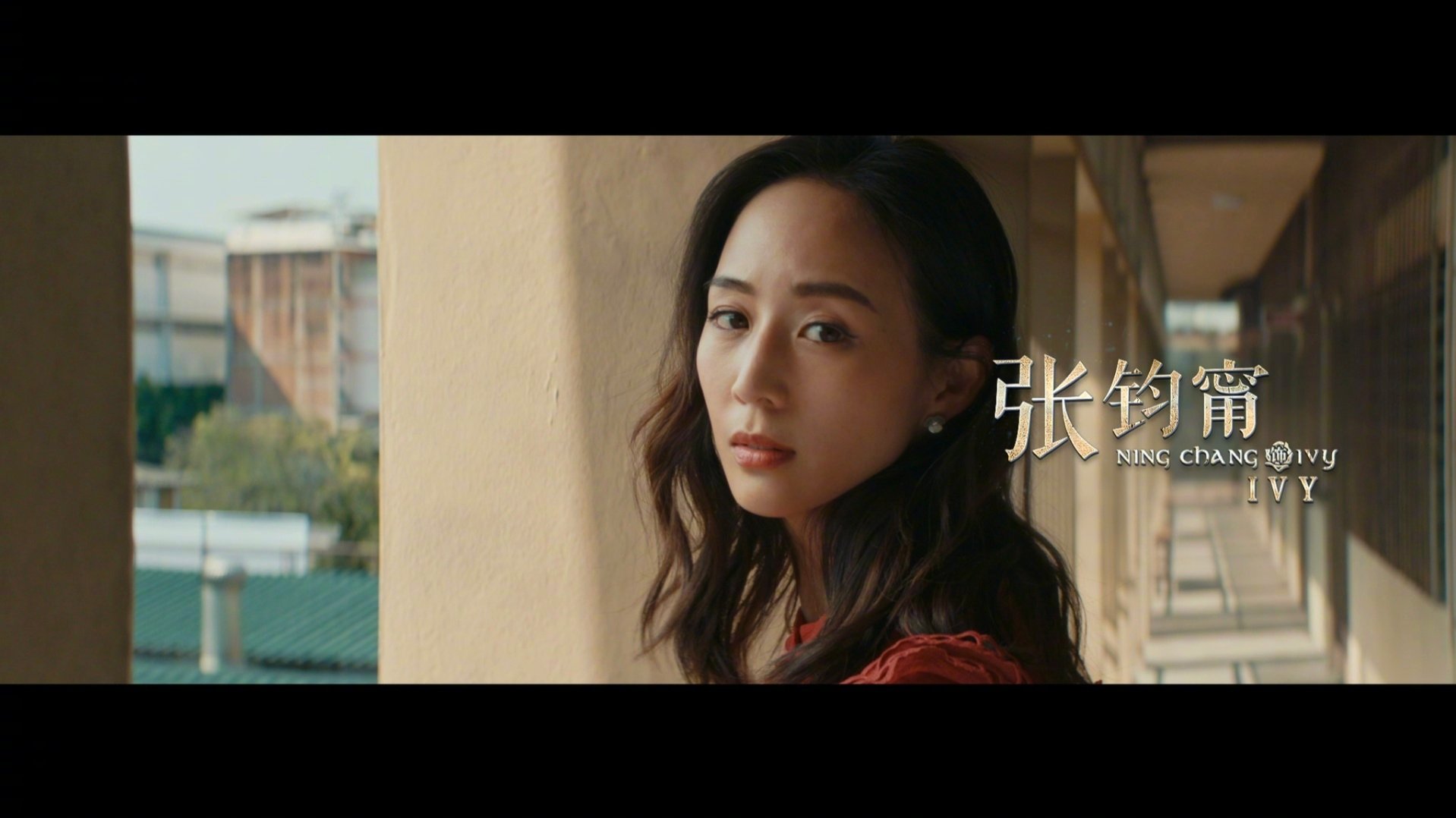 她是中的花店老板ivy 也是气质优雅的 張鈞甯 搭配金丝眼镜