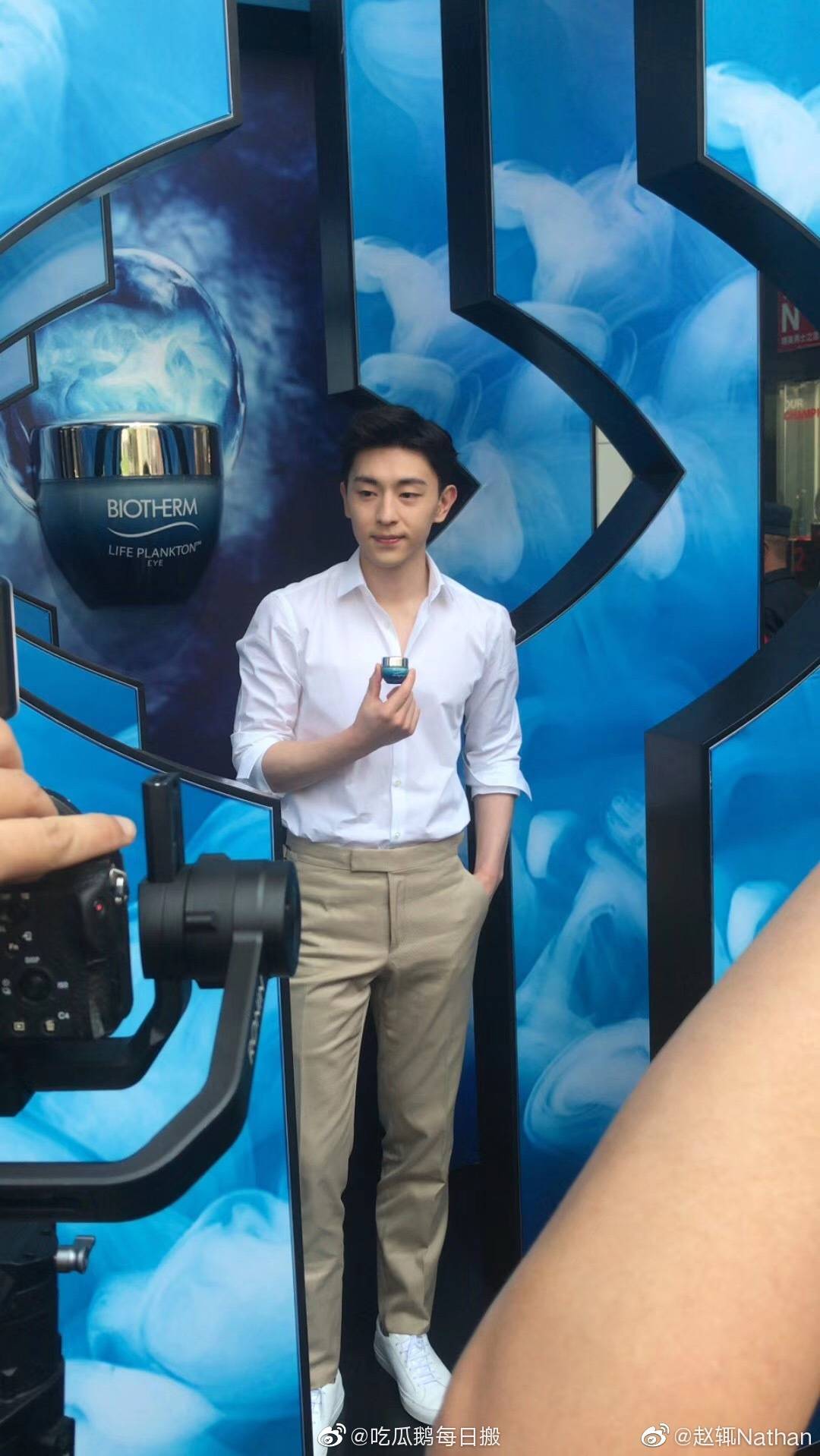 邓伦今天参加品牌活动精修图和路人生图,来看看是不是几乎无差别?