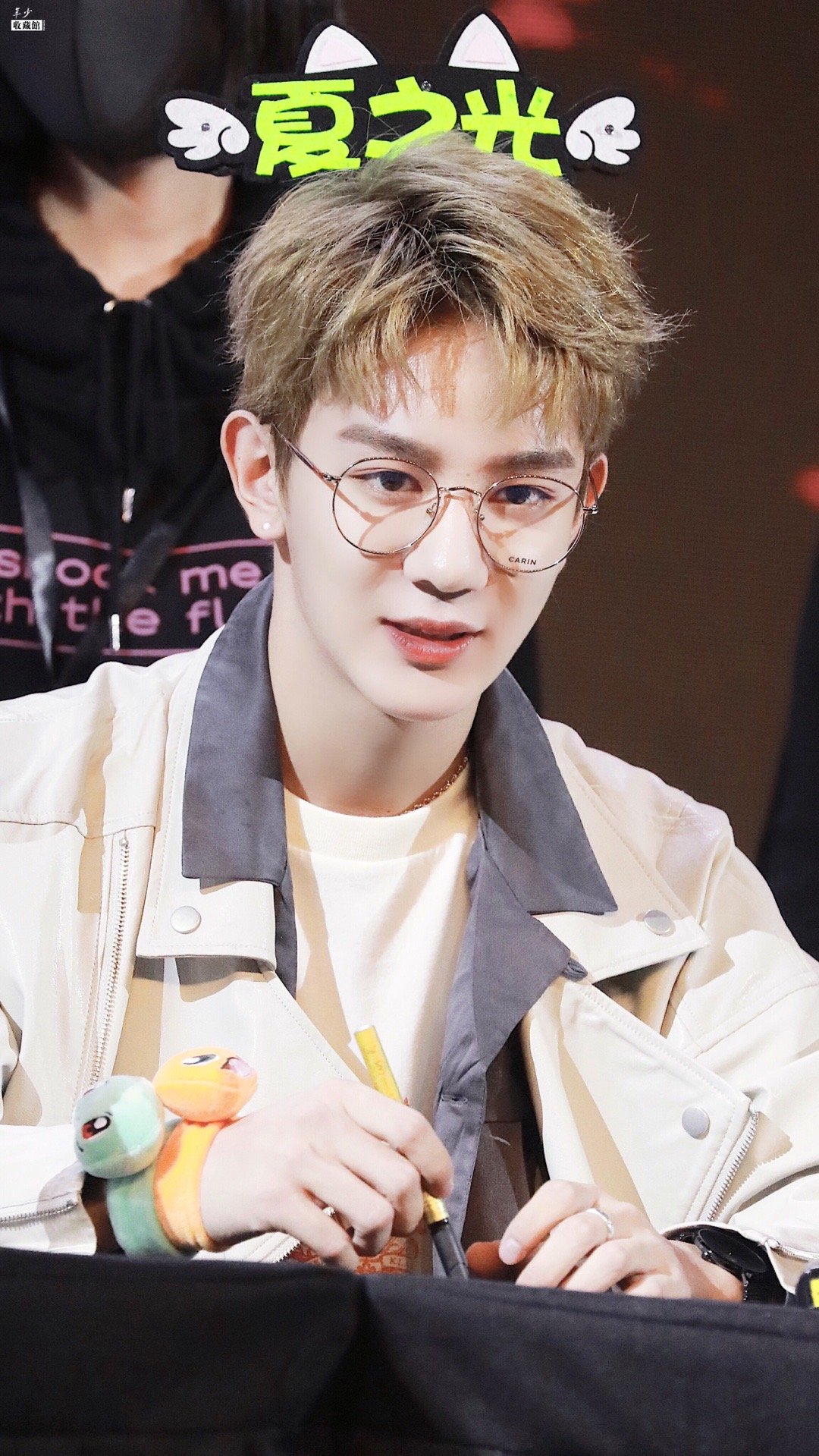 夏之光北京专辑签售会饭拍捕捉一只照手机的小臭美光光～今日份的可爱