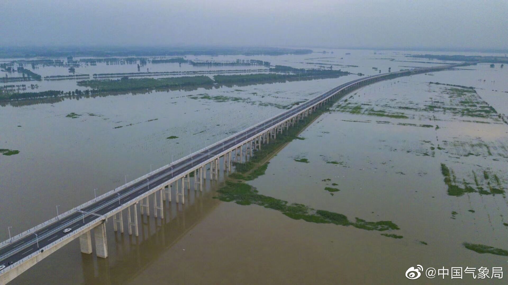 湖北省团风县罗霍洲大桥下江水接近大堤已达警戒水位