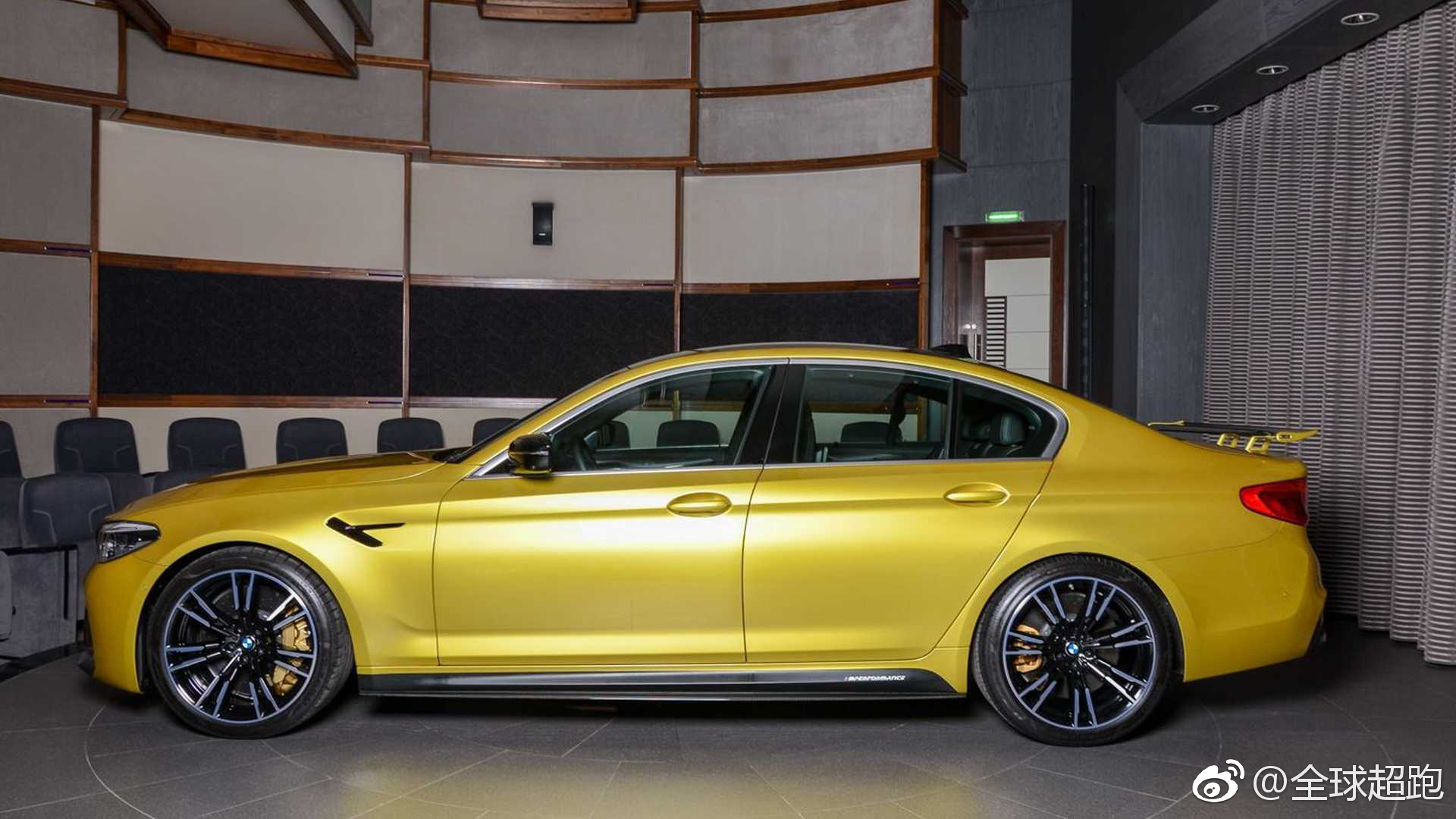 阿布扎比的经销商推出了一台特别定制奥斯丁黄色金属漆涂装