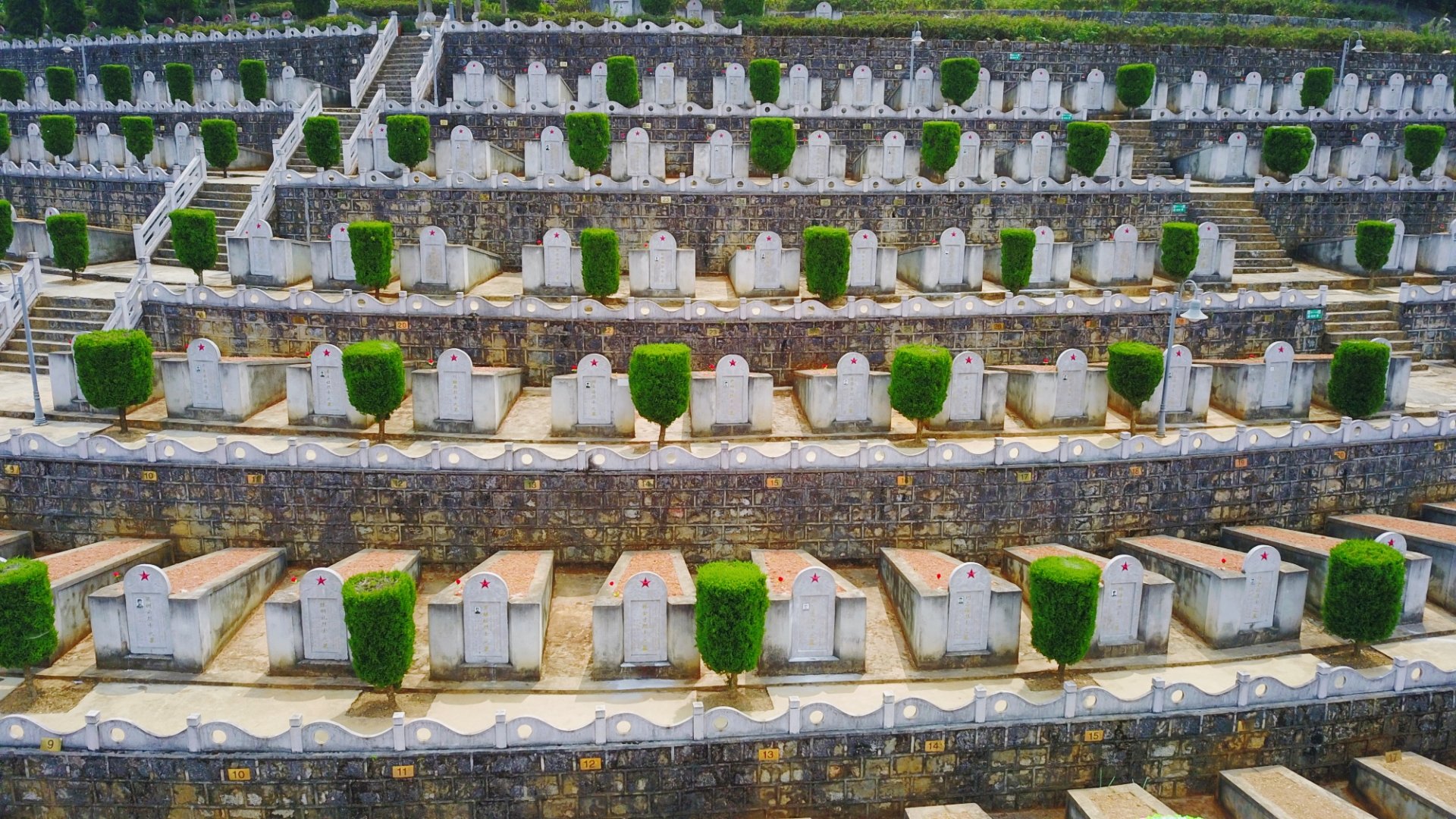 4月27日无人机镜头下的云南省麻栗坡烈士陵园