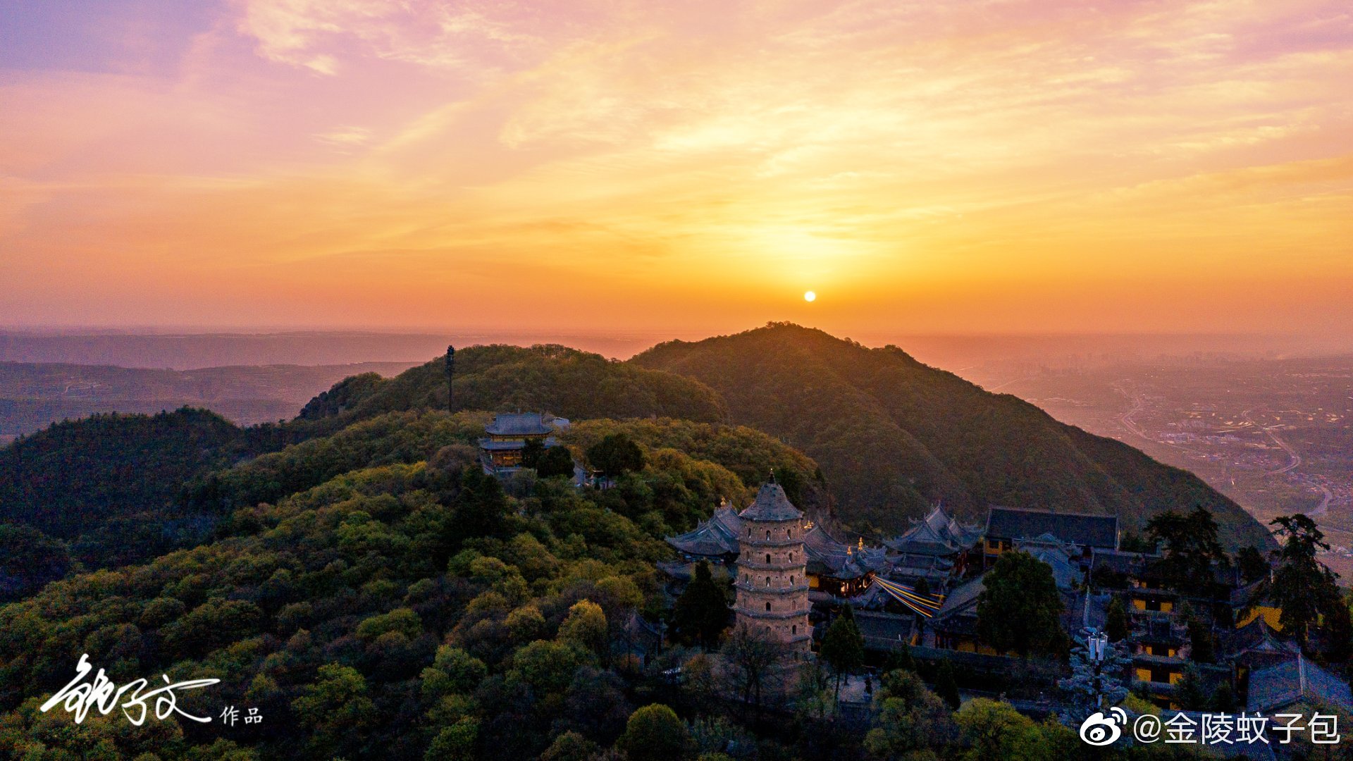 崆峒山位于甘肃省平凉市城西12公里处,东瞰西安,西接兰州