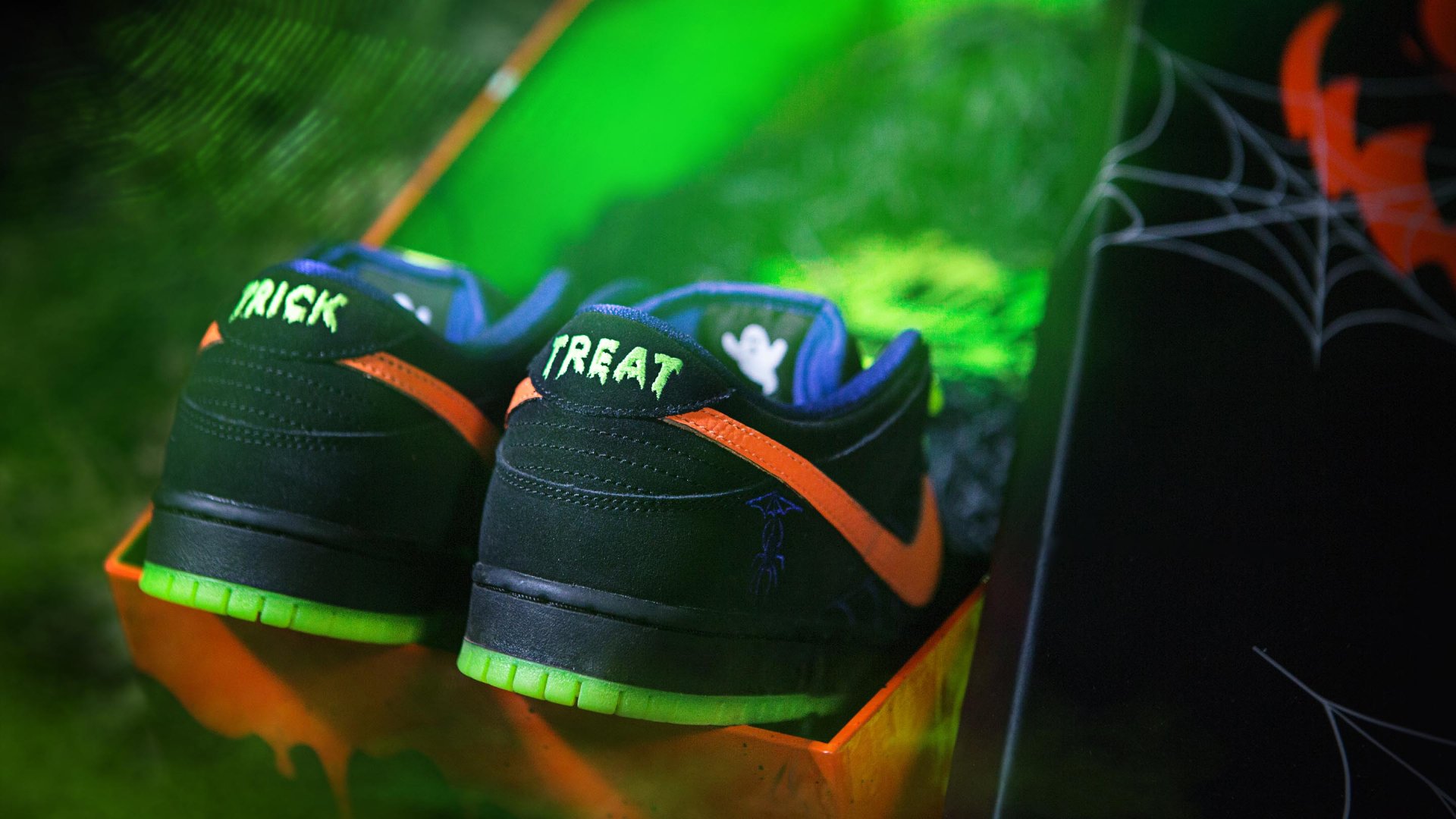 nike sb dunk low pro "night of mischief" 鞋款设计包括带有南瓜灯