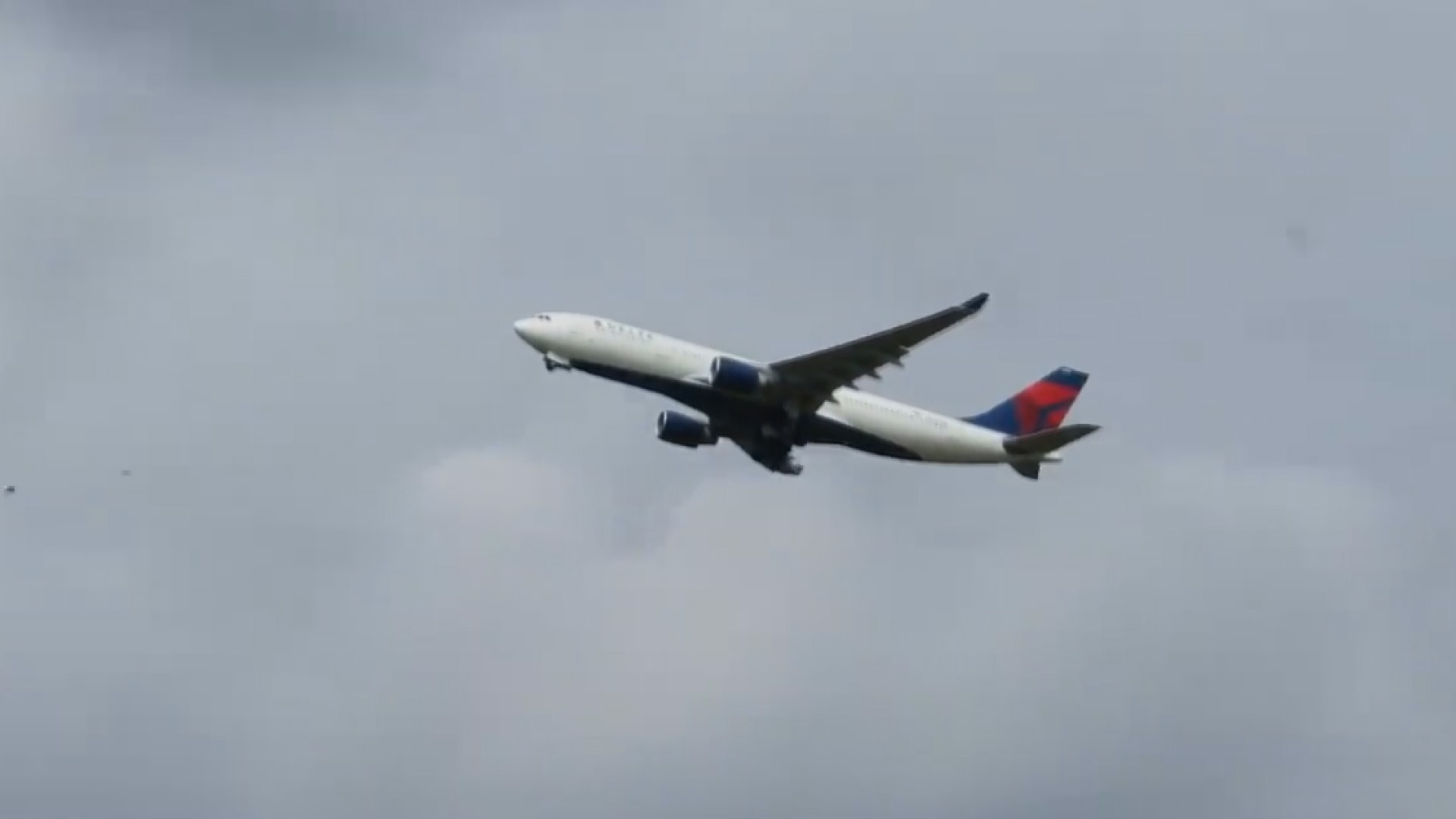 飞机在起飞或降落时总在机场上转一圈这是因为什么