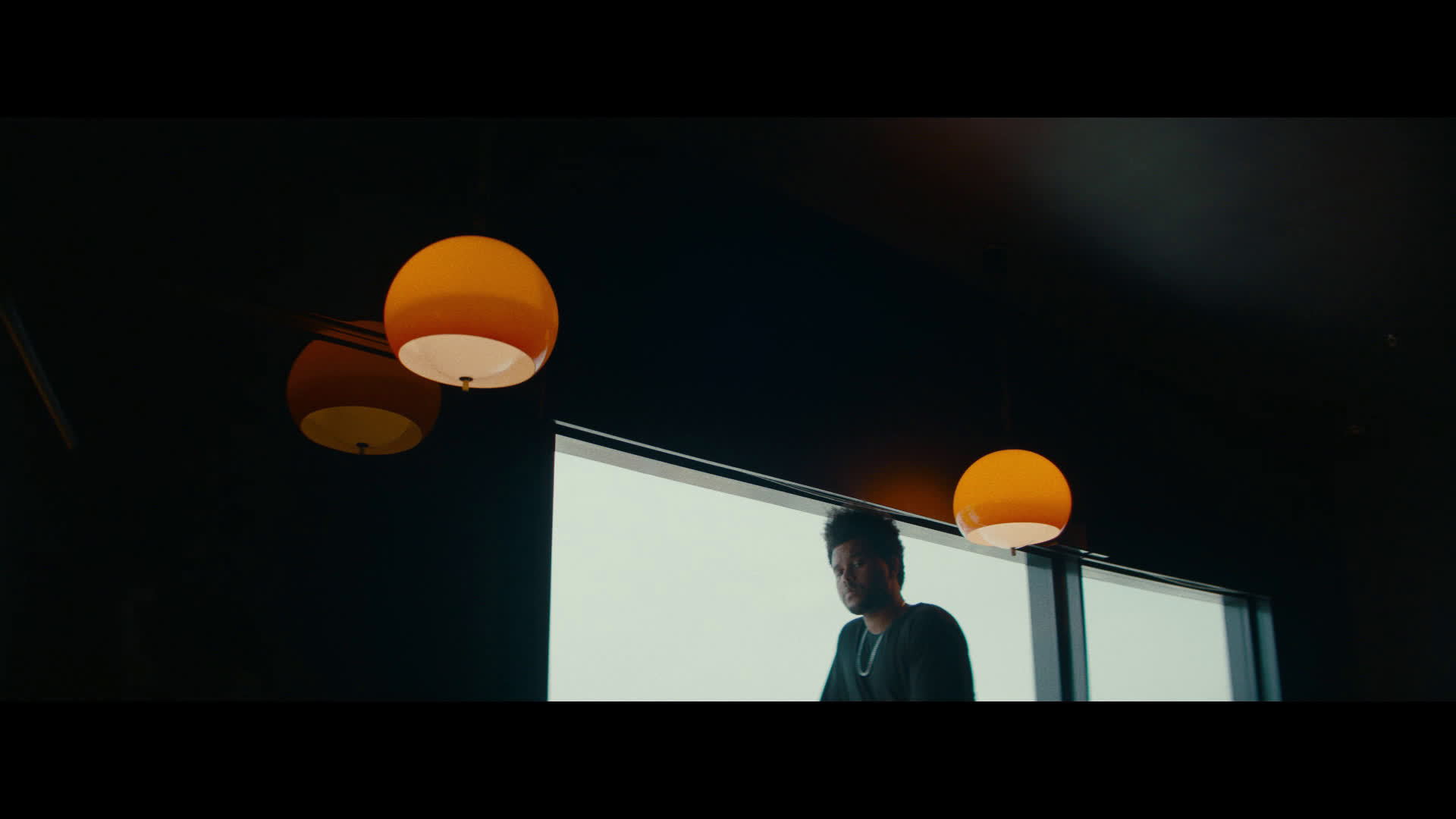 还没看过the weeknd大热新单《blinding lights》mv