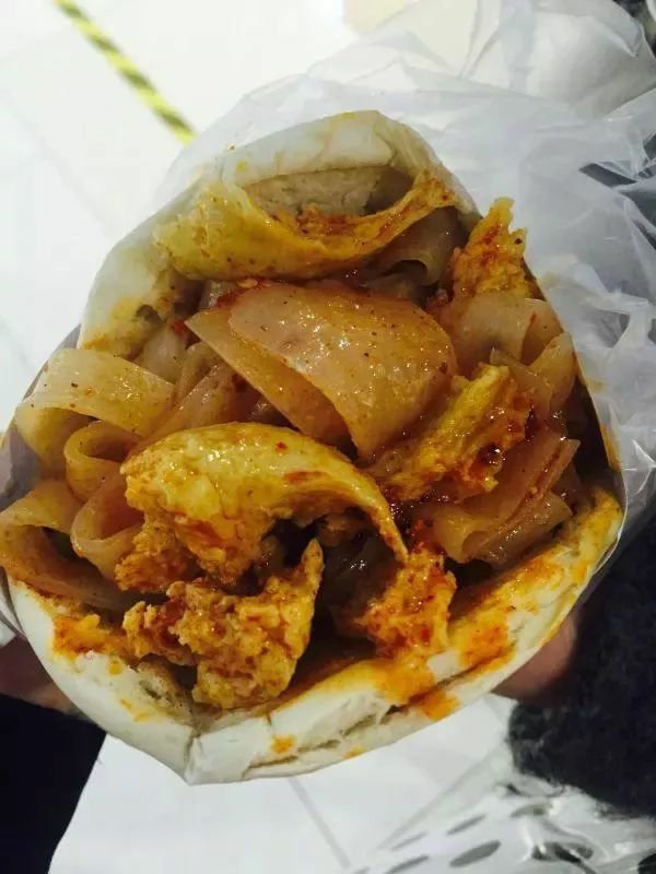 如果你去了宝鸡一定要吃一份地道的宝鸡汉堡擀面皮夹馍哦