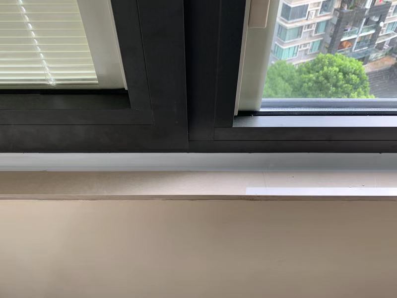 群友家换上了好门窗一天搞定原来的瓷砖窗台板都没有任何破坏