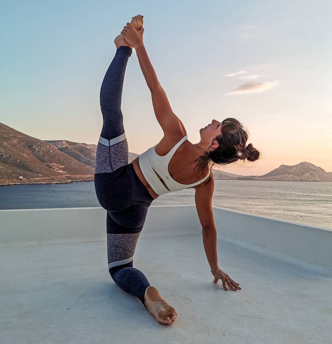 孟美岐丸子头瞬间减龄,肌肤白皙水嫩满屏,经常练瑜伽身材不会差