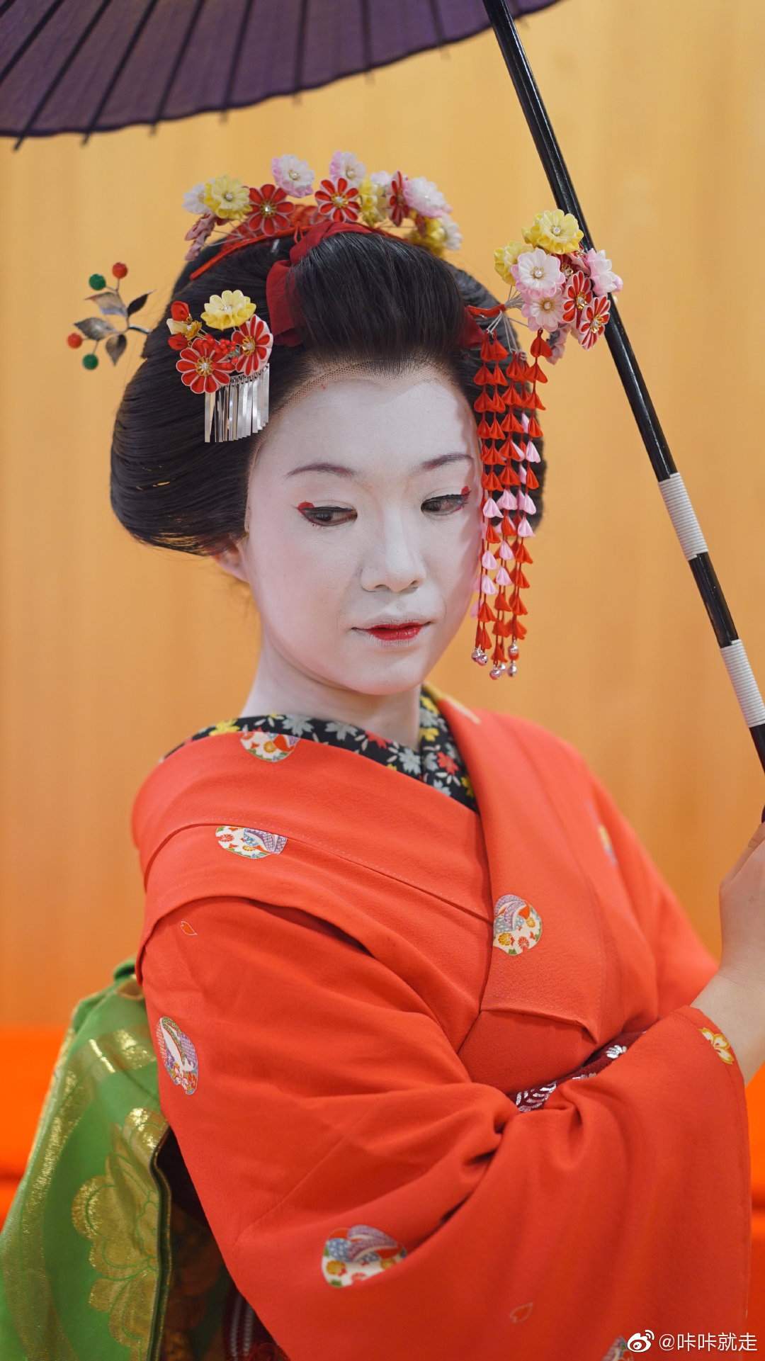 去日本旅行,除了可以试穿传统和服,还可以体验艺妓换妆哦