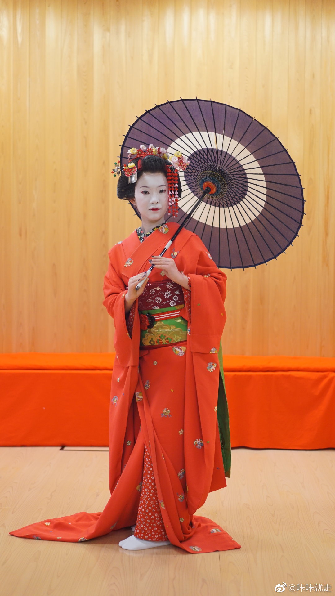 去日本旅行,除了可以试穿传统和服,还可以体验艺妓换妆哦