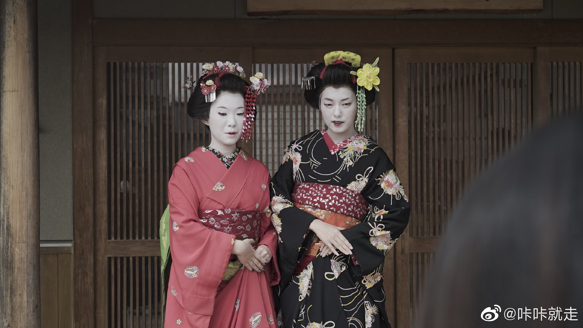 去日本旅行,除了可以试穿传统和服,还可以体验艺妓换妆哦