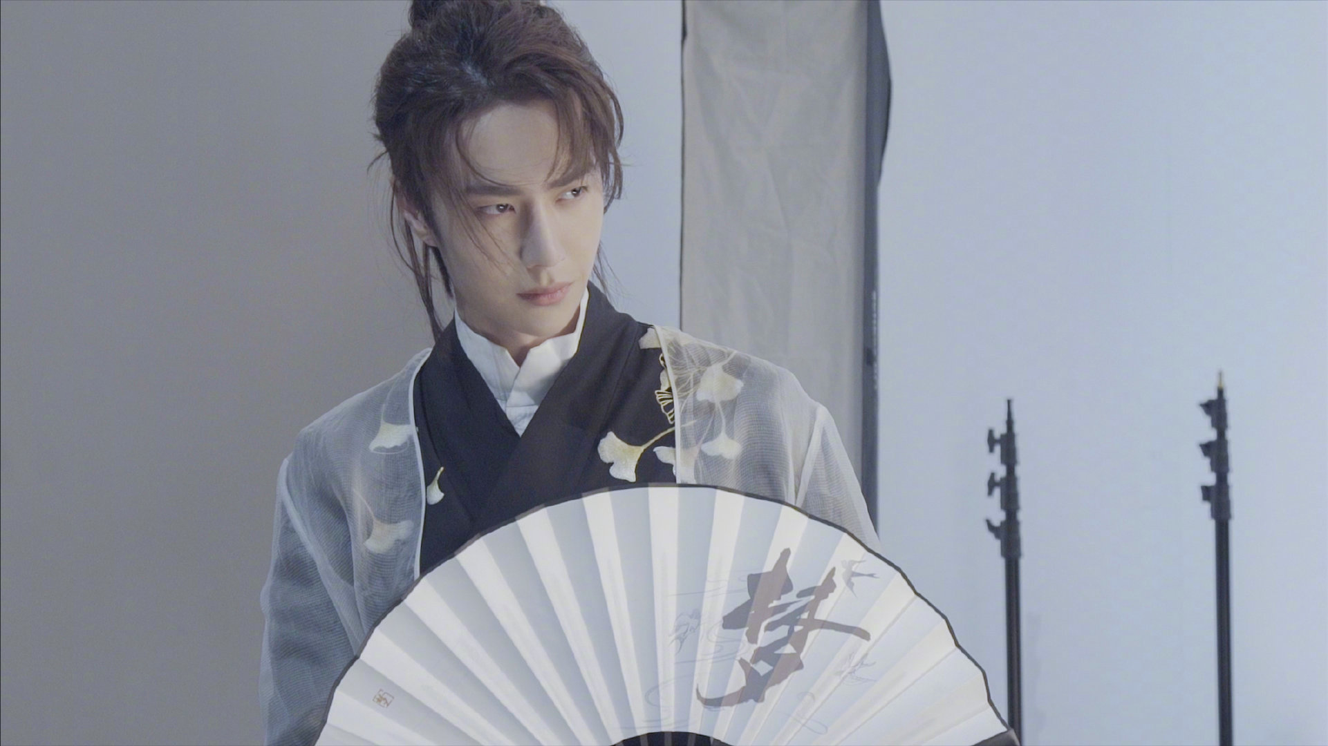 手执折扇,翩翩公子,高高马尾