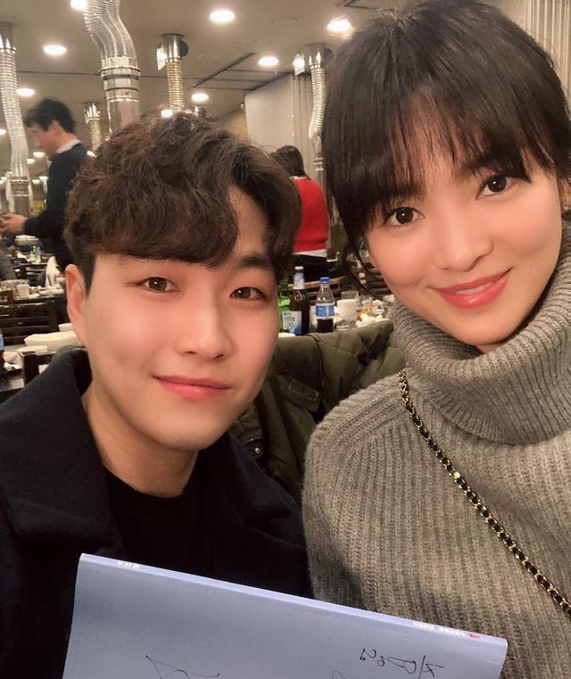 徐贤朴敏英私服爱上小白靴,lisa不离牛仔裤,裴珠泫一身灰太高级