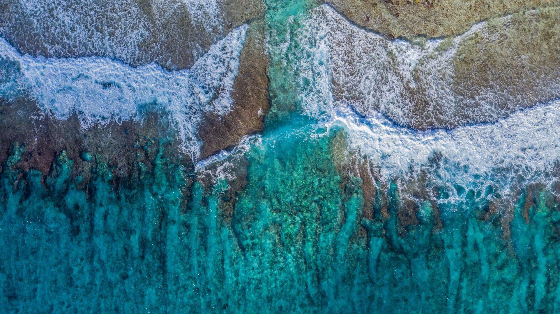 上帝视角的马尔代夫fuvahmulah岛的海沟