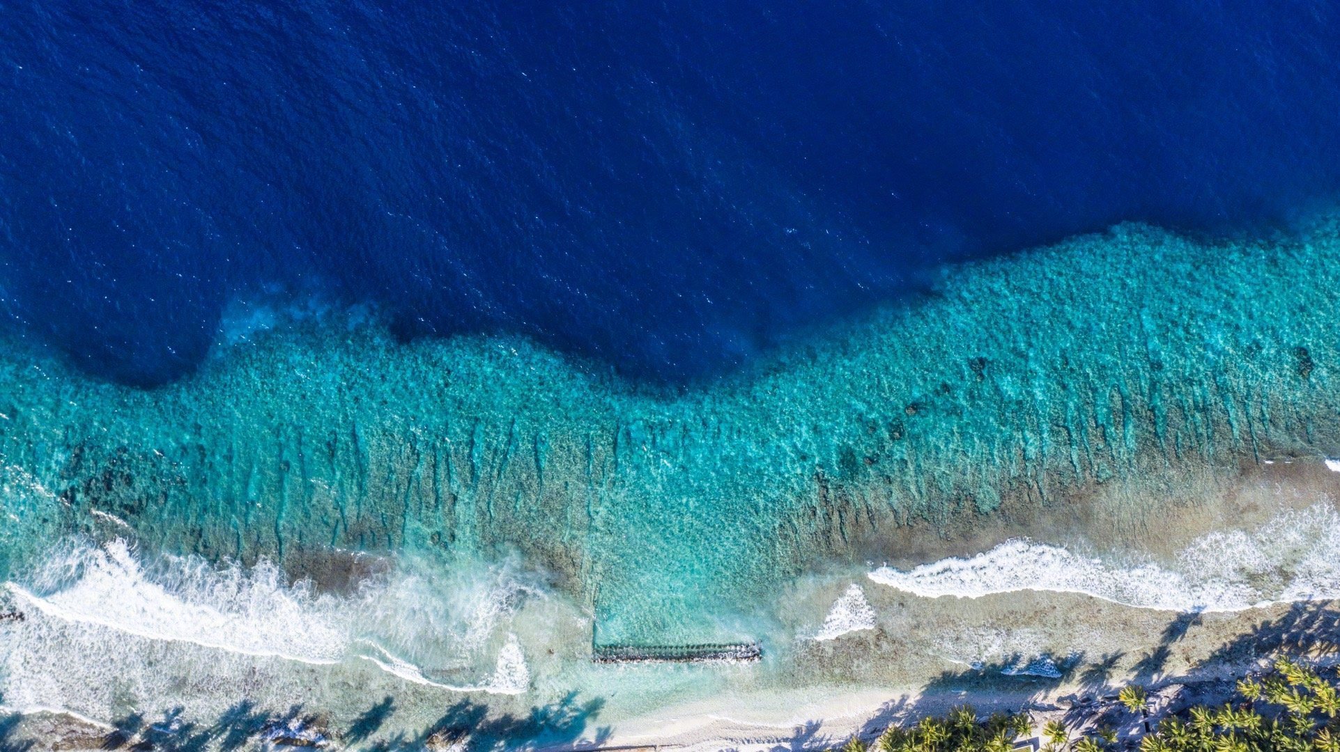 上帝视角的马尔代夫fuvahmulah岛的海沟