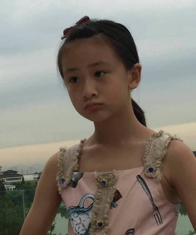 长大后的森碟越来越像以前的郑爽,看脸完全就是小白花女主脸