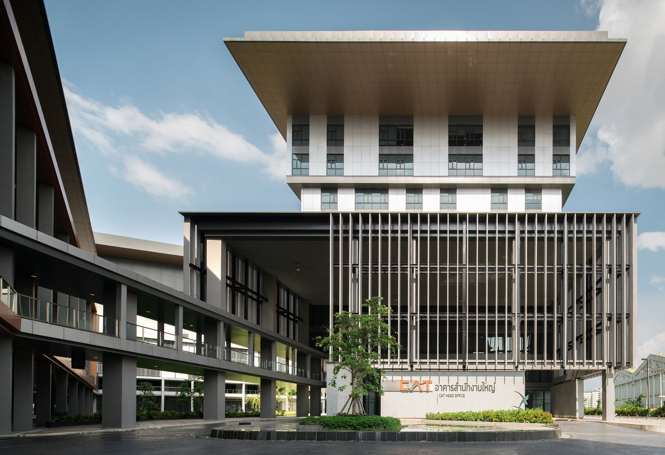 cat新总部办公大楼总部大楼设计是将屋顶景观形成一个逐渐上升的斜