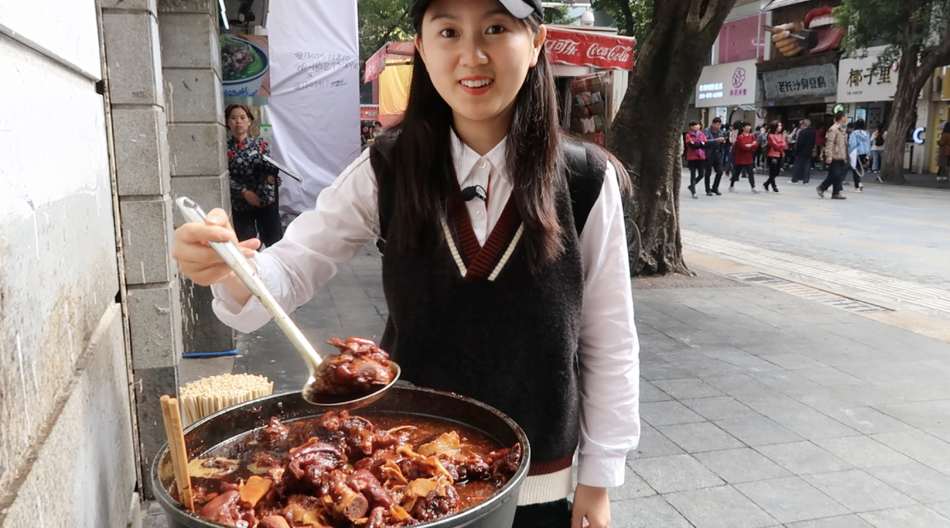 我周围的朋友,男的喜欢吃鸡爪,女的喜欢吃猪蹄,不分四季