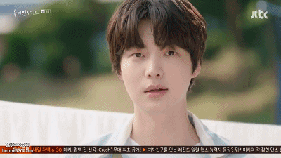 的穿搭肯定是阳光少年型喜欢卫衣或衬衫 t这种简单的组合衬衫的颜色也