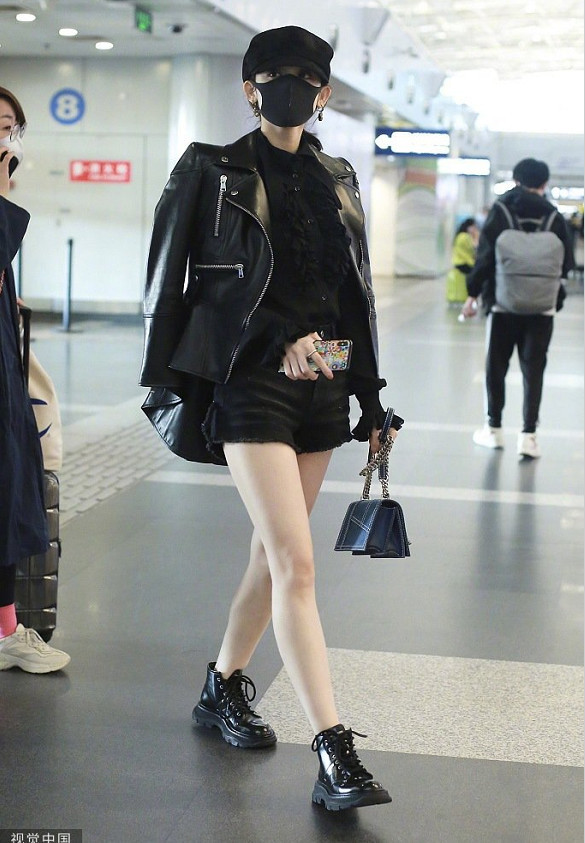 娜扎戛纳返京着皮衣配超短裤白皙美腿抢镜,可惜身材被拍成五五分