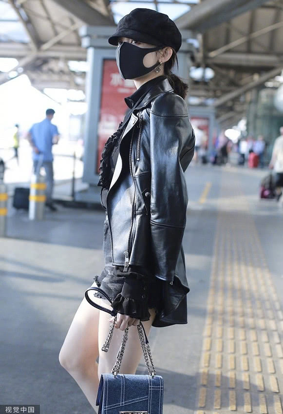 娜扎戛纳返京着皮衣配超短裤白皙美腿抢镜,可惜身材被拍成五五分