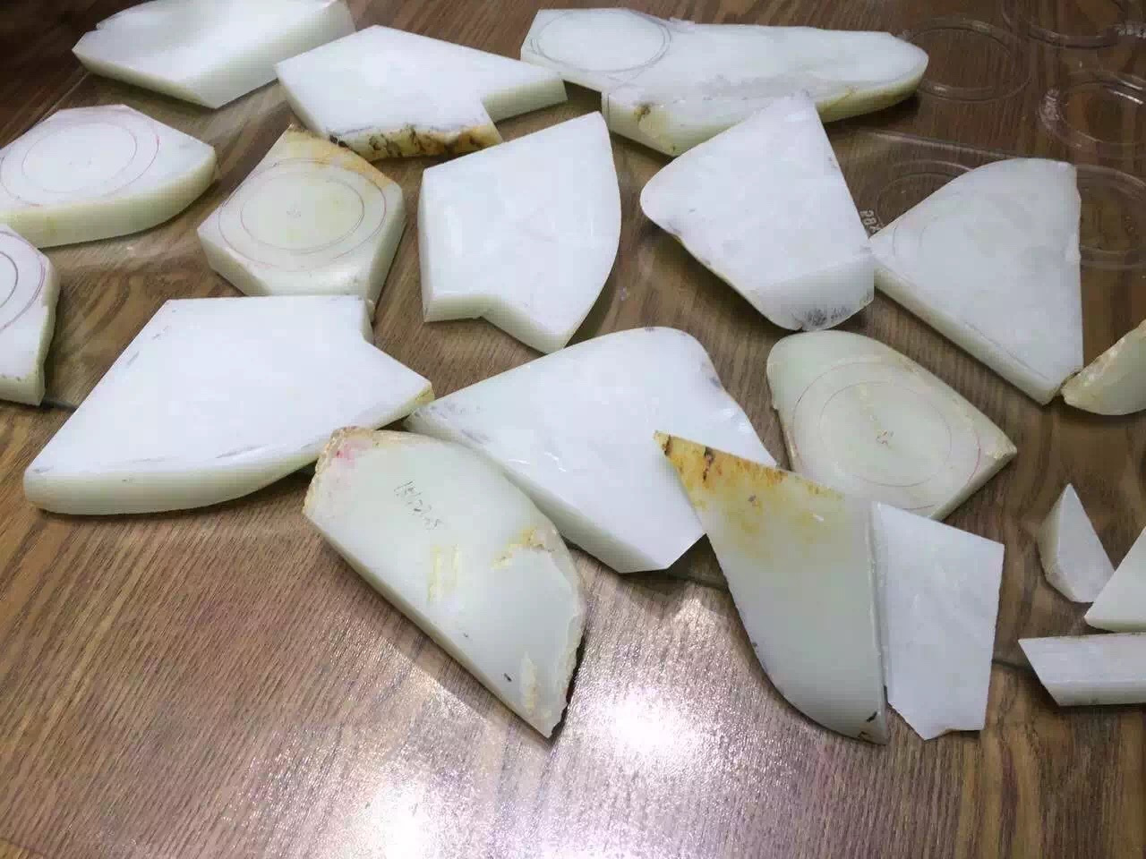 探秘高效的和田玉切割工艺——线切割|和田|玉石|切割机_新浪新闻