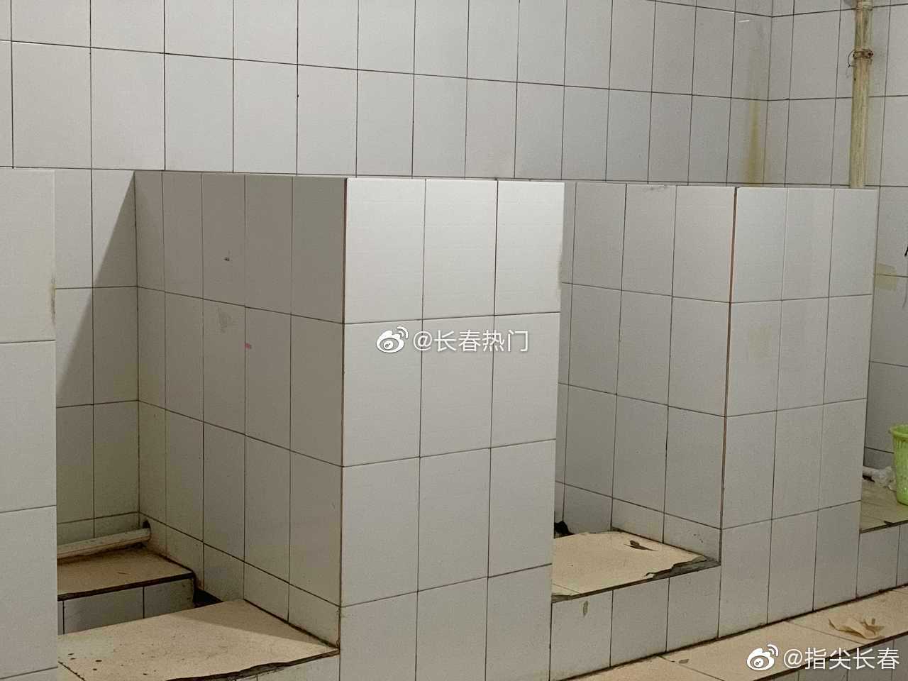 厕所是那种县城小学都不会用的一条沟,选到阴面宿舍,冬天室内国家建筑