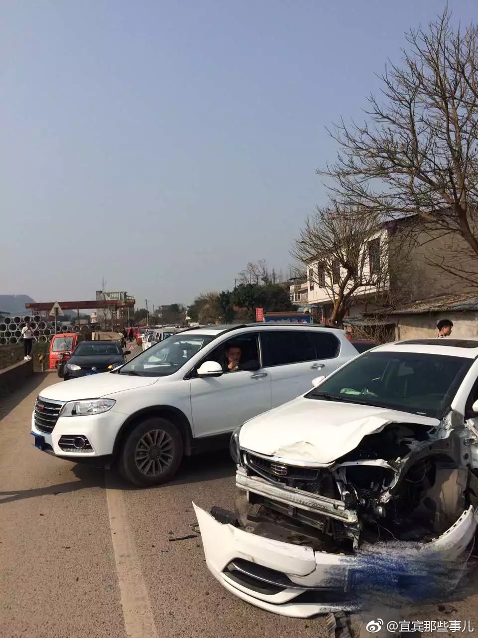 南溪发生三车相撞事故,一辆车车头受损严重