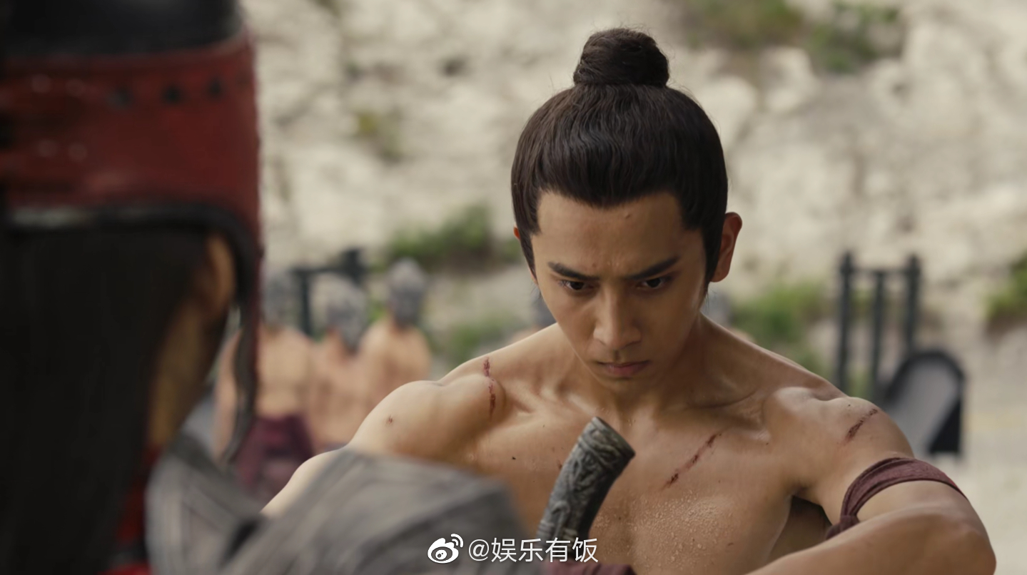 陈若轩在微博晒出拍摄九州缥缈录时的半身腹肌片场照