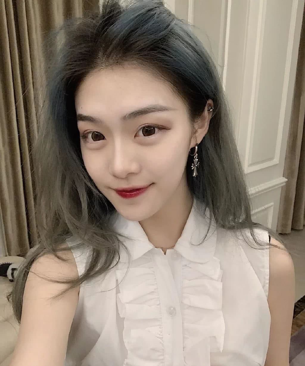 18岁高中生满屋爱马仕把顶级白富美秒成渣,一根头绳千元服不服|李嘉慧