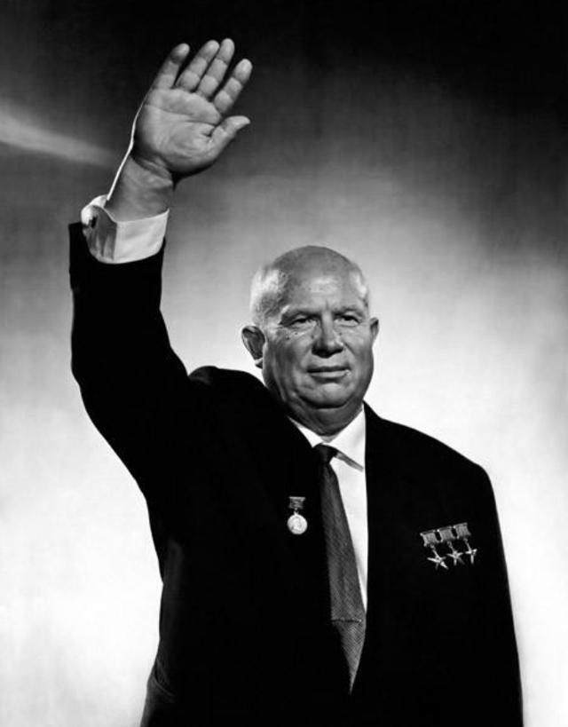 他在把土地当成礼物送出去之前,并没有按照程序进行全民公投