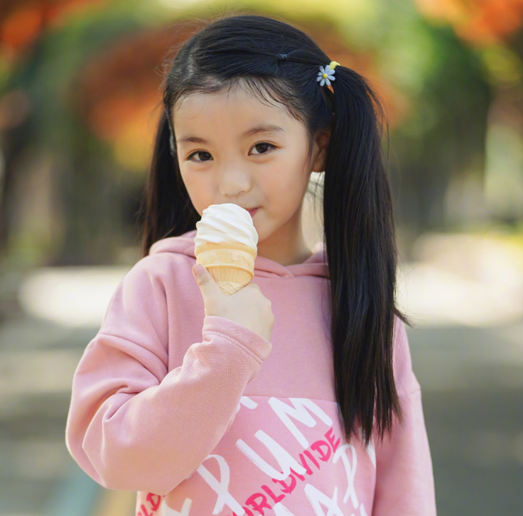 崔雅涵悄咪咪长开啦,看清近照模样后,颜值还不输修