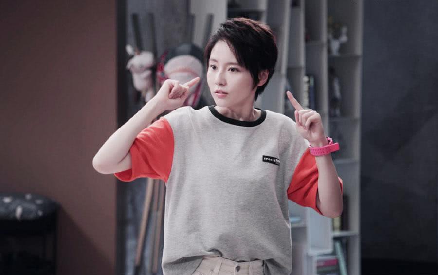 爱情公寓5:诸葛大力坐沙发上玩魔方,镜头扫到腿后,宅男全沸腾