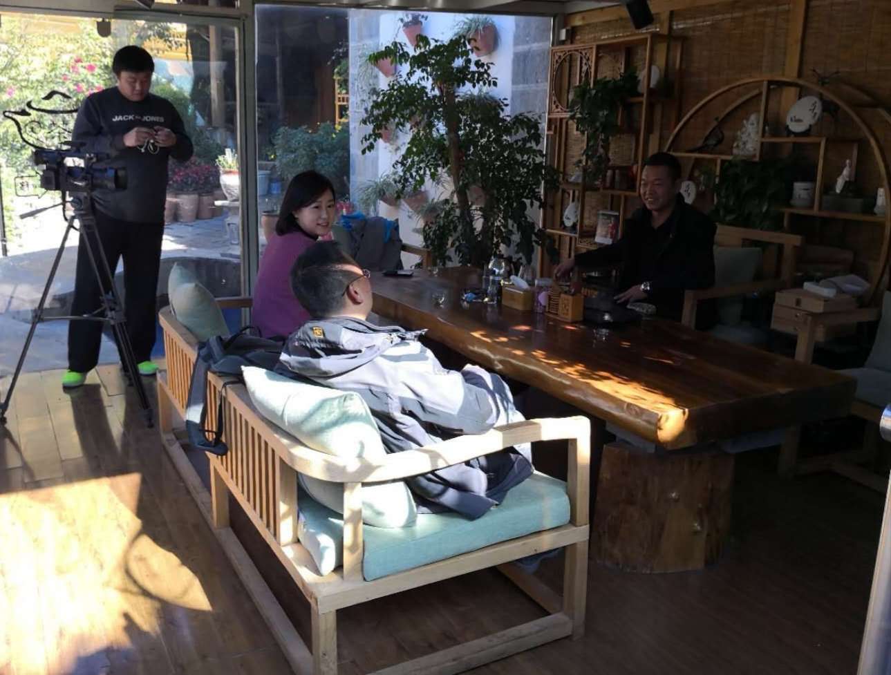 丽江市客栈协会赵成会长向中央电视台财经频道的孟夏冰老师汇报工作