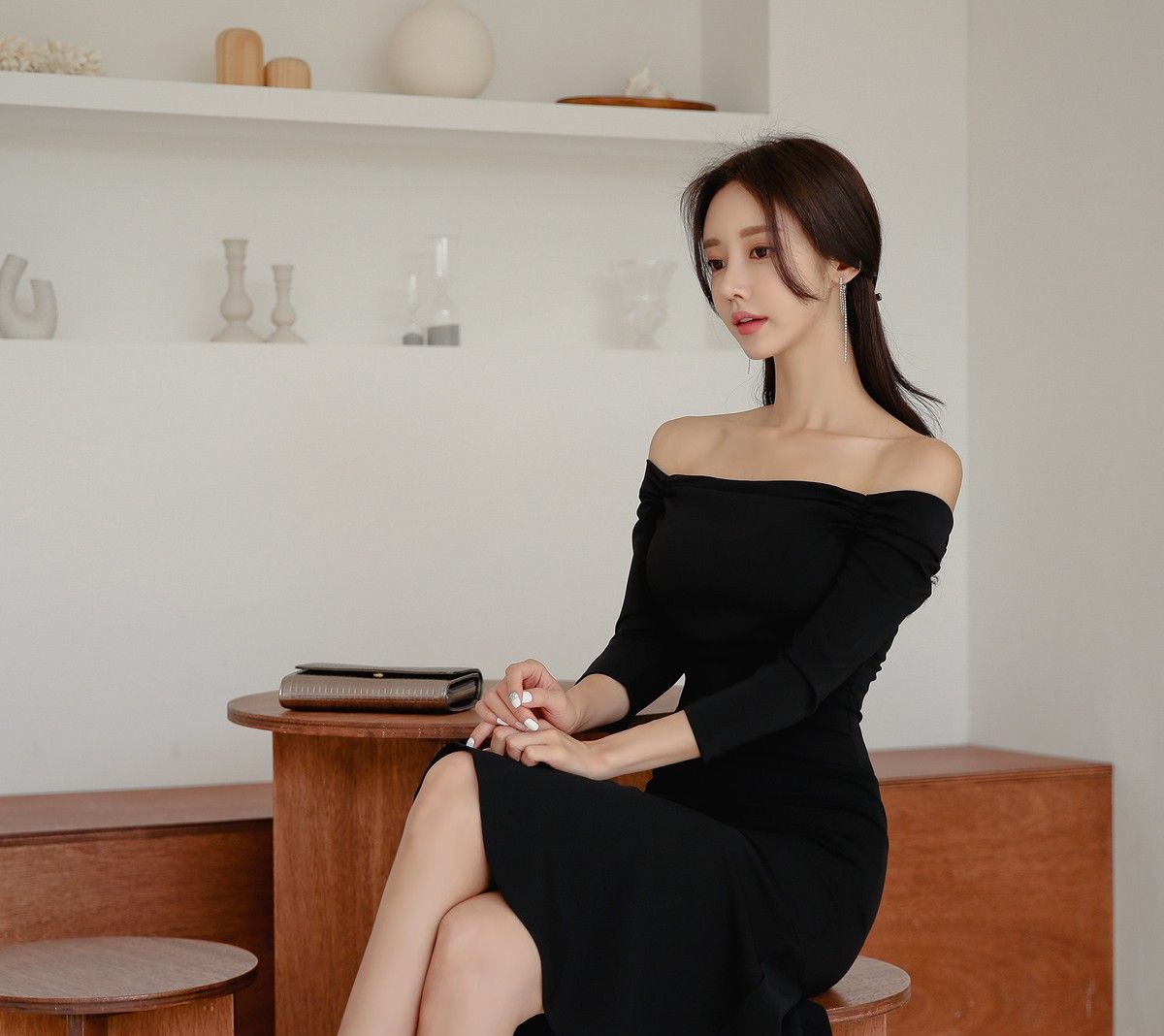 孙允珠-墨黑庄雅简式一字抹肩褶裥礼裙鉴赏