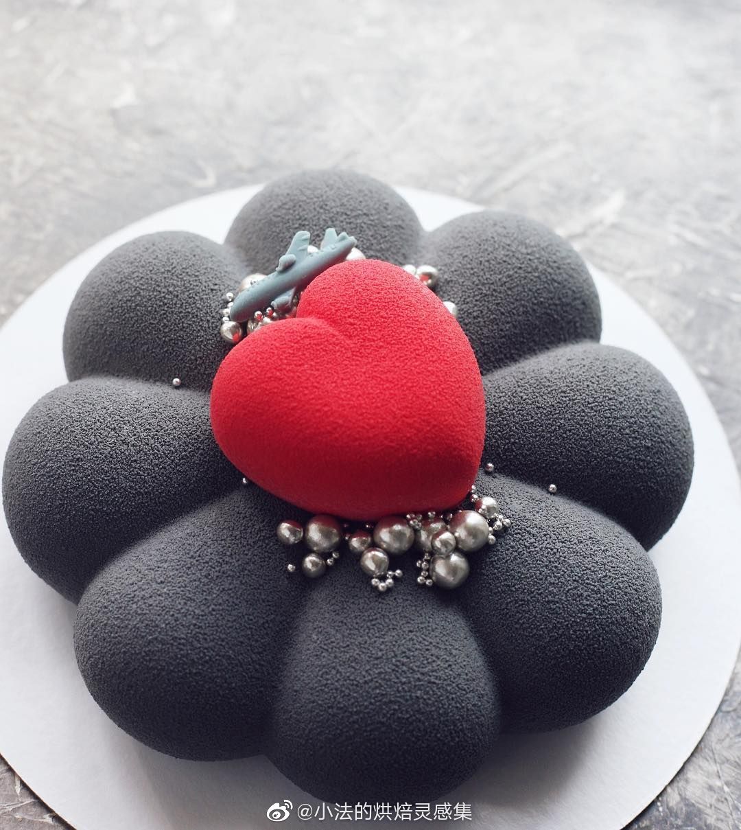 黑色系来一波,炫酷又大胆!特别好看的慕斯蛋糕创意～来自pastry