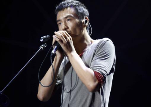 他是中国最穷歌星之一, 也是周迅的前男友, 特立独行坚持本心