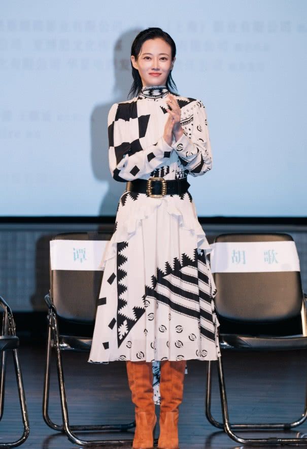 "高贵妃"谭卓真会玩,竟在鞋子上安了个滑梯?显高20厘米